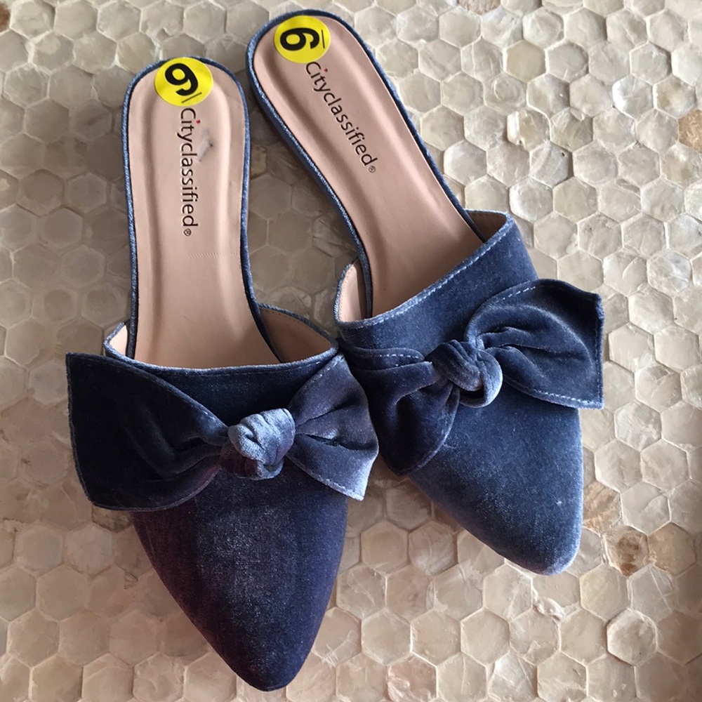 NWOB City Classified Blue Velvet Bow slides size 9